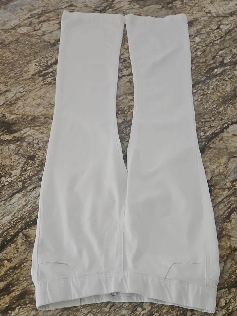 Cello White Women's Jeans. Size S(4-6) Inseam 31" Rise 8.5" Spot On Front Leg